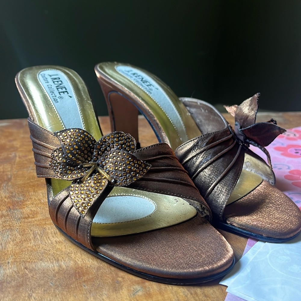 J. Reneé pumps